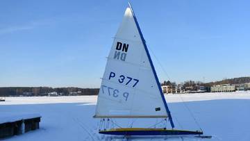 Poszli na spacer po zamarzniętym jeziorze. Potrącił ich bojer