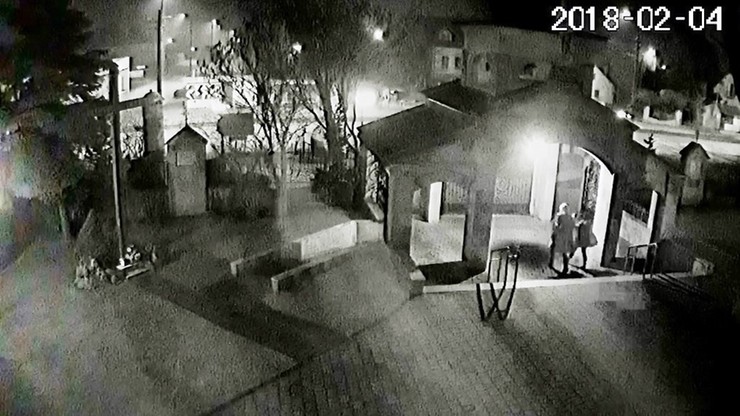 Policja szuka sprawców ataku na kościół w Brzeszczach. Pod osłoną nocy namalowali napisy na drzwiach