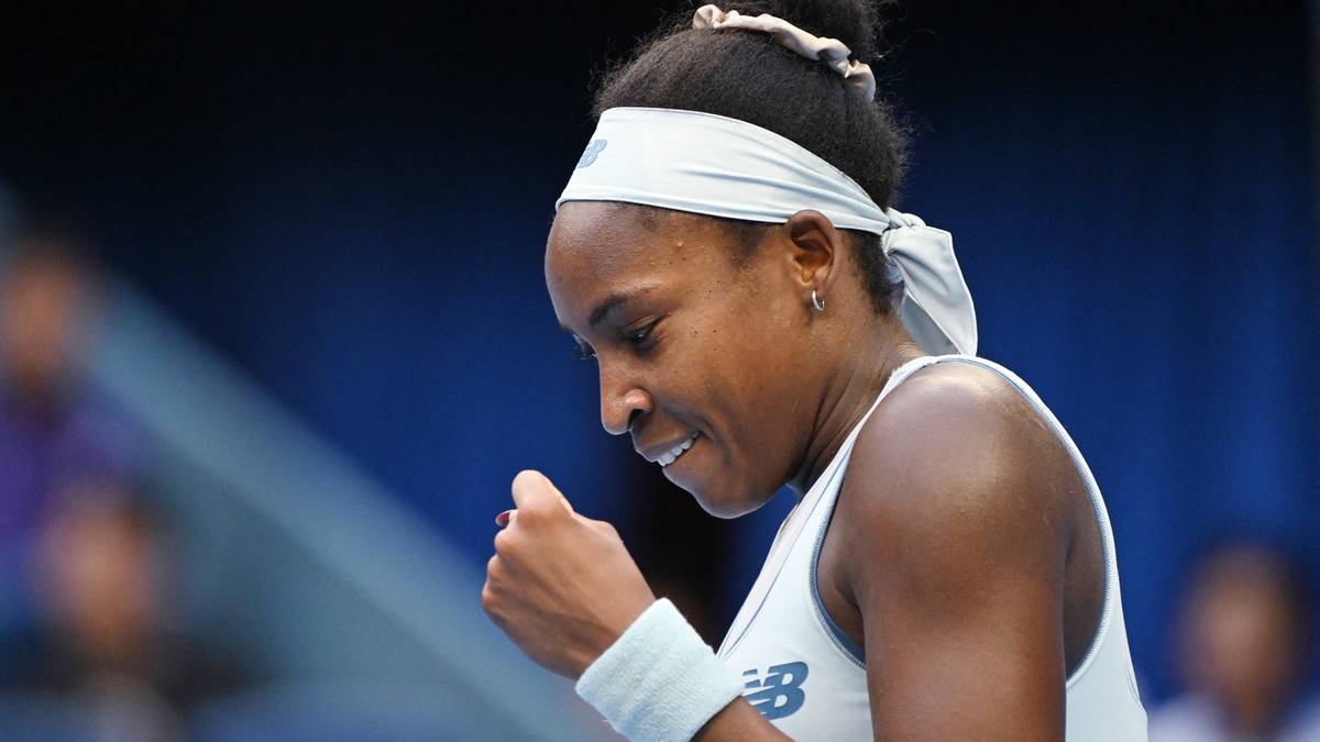 Amerykanka Coco Gauff, tenisistka, świętuje punkt na korcie tenisowym.