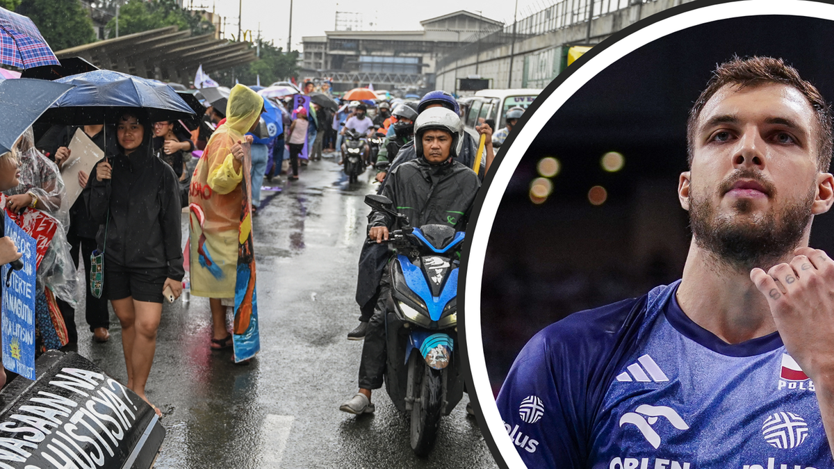 Fragment zdjęcia przedstawia siatkarza w niebieskiej koszulce reprezentacji Polski. Obok niego widoczna jest scena z ulicy na Filipinach podczas deszczu, gdzie ludzie z parasolami idą obok ruchu ulicznego z motocyklami.