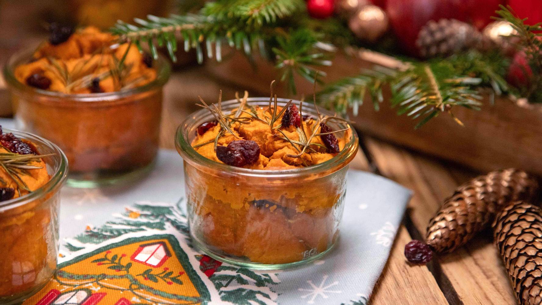 Wegetariański pasztet z ciecierzycy w świątecznej odsłonie