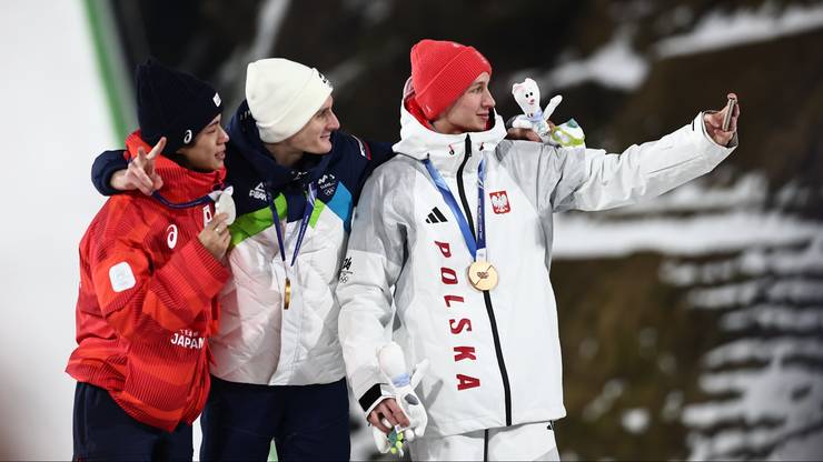 Medaliści konkursu olimpijskiego na dużej skoczni. Od lewej: Ren Nikaido, Domen Prevc, Kacper Tomasiak