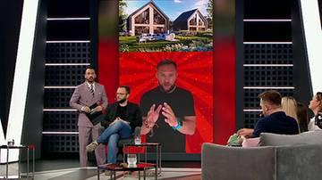 Na ekranie telewizyjnym widoczne są wizualizacje dw&oacute;ch nowoczesnych dom&oacute;w. Poniżej ekranu mężczyzna prowadzi dyskusję.