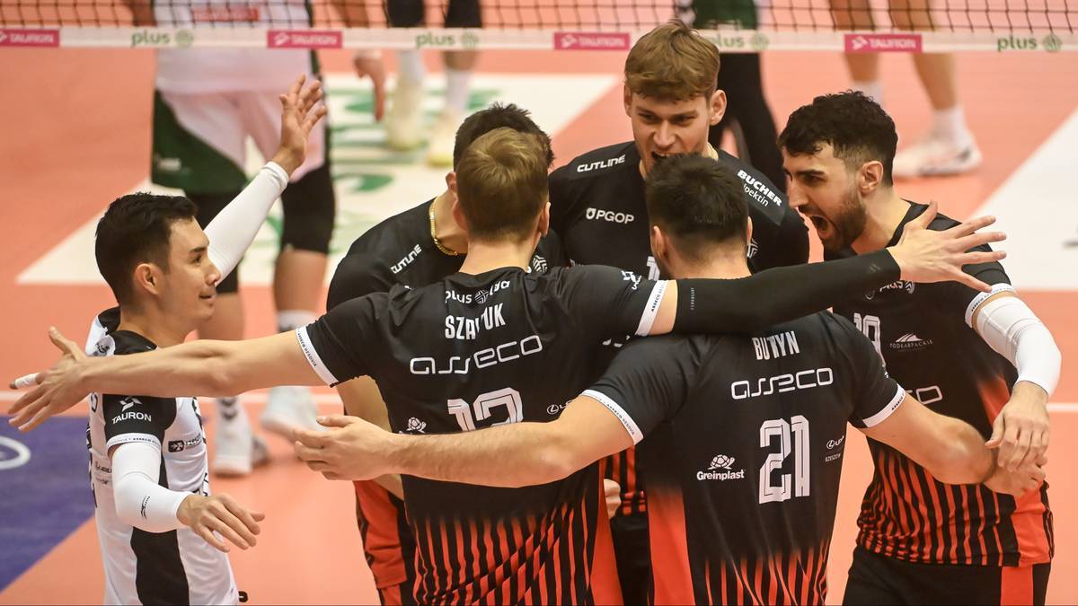 Siatkarze drużyny Sir Safety Susa Perugia świętują po wygranym meczu.