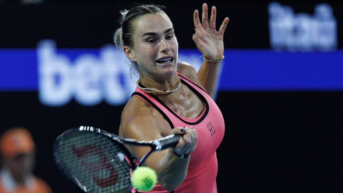 Aryna Sabalenka uderza piłkę podczas meczu tenisowego.