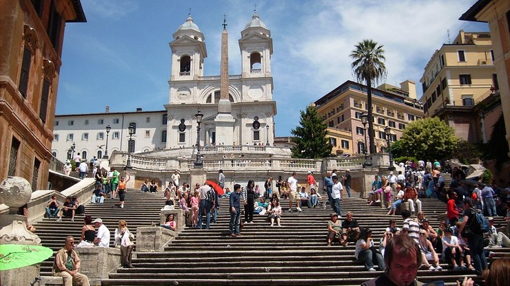Zakaz siadania na Schodach Hiszpańskich w Rzymie skrupulatnie egzekwowany