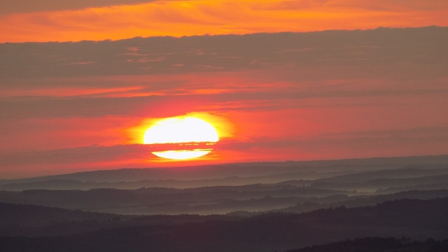 Wschód słońca wśród mgieł widoczny z góry Liwocz w woj. podkarpackim. Fot. Paweł / TwojaPogoda.pl