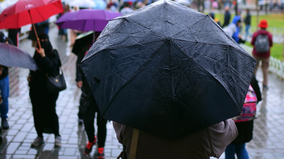 Białoruś: Kobieta w ukarana grzywną za noszenie biało-czerwonego parasola