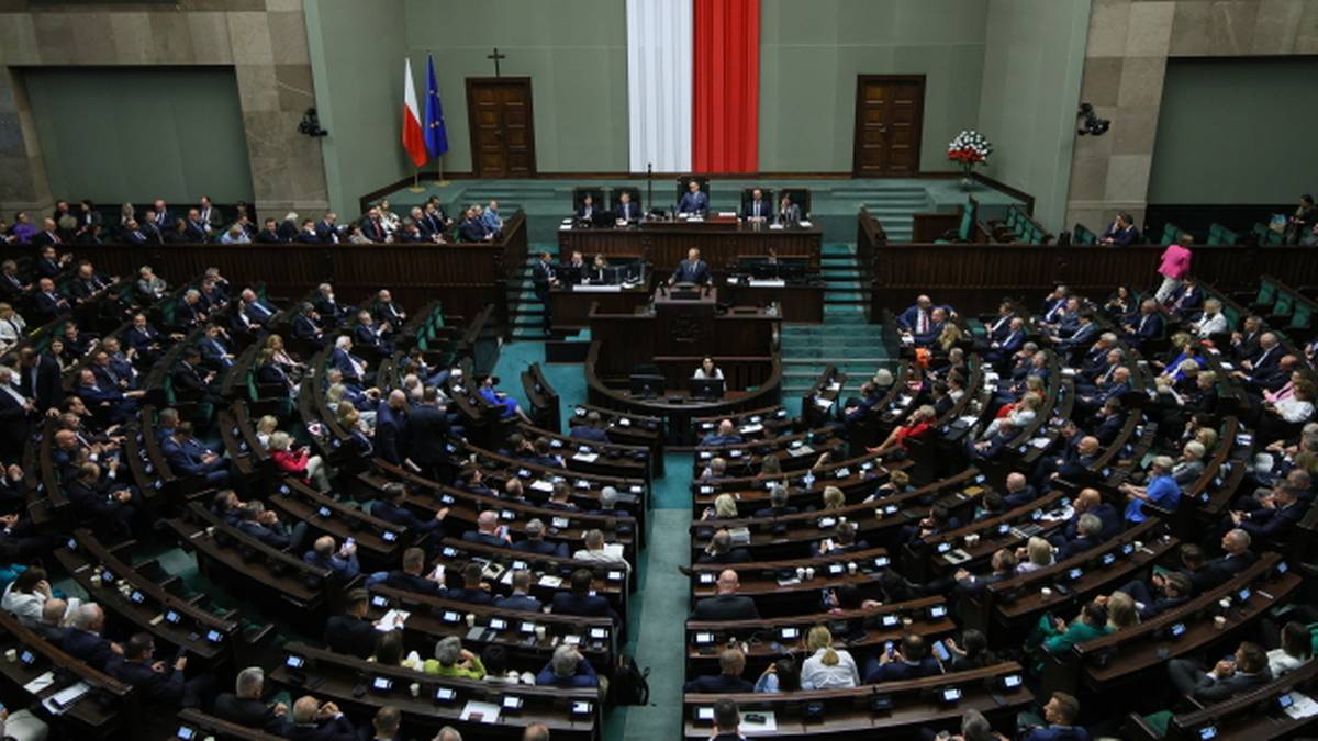 Dwie siły polityczne poza Sejmem. Nowy sondaż dla Polsat News
