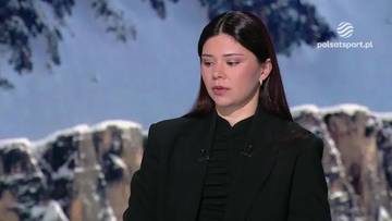 Portret młodej kobiety w czarnej marynarce z ciemnymi włosami, na tle zaśnieżonych g&oacute;r. Wyraz twarzy sugeruje zamyślenie.