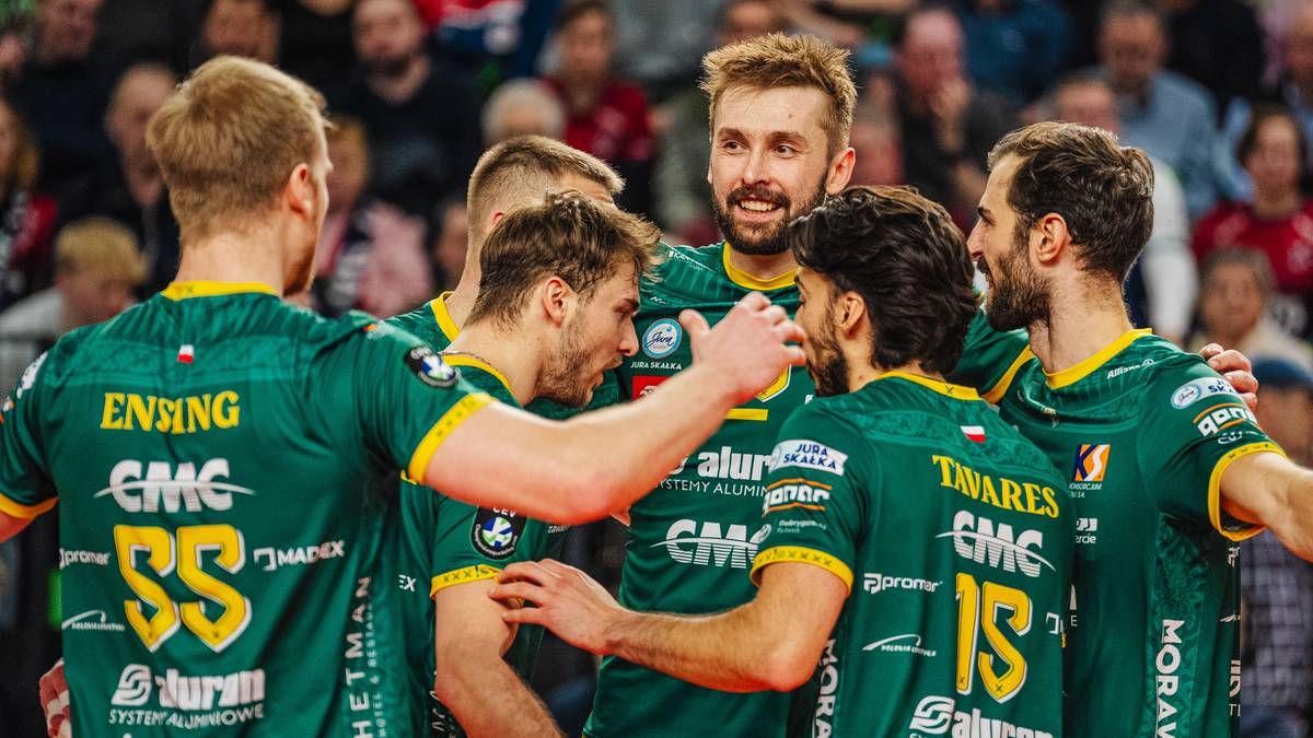 Siatkarze Aluron CMC Warty Zawiercie świętują zwycięstwo w zielonych strojach.