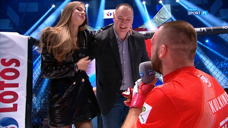 FEN 27: Przegrał w klatce, ale wygrał jej serce! Zawodnik oświadczył się po walce (WIDEO)