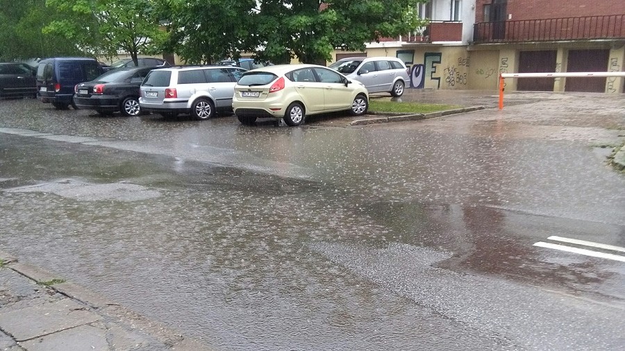 Zalane ulice po ulewie w Radomiu w woj. mazowieckim. Fot. Krzysztof / TwojaPogoda.pl