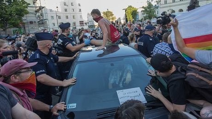 Policja publikuje nagrania z protestu LGBT. "Skakanie po dachu radiowozu, agresywne zachowanie"