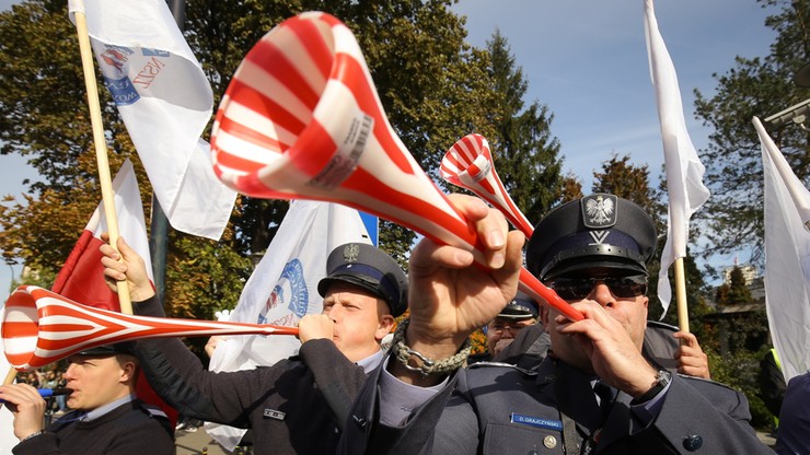 Protest służb mundurowych przed Sejmem