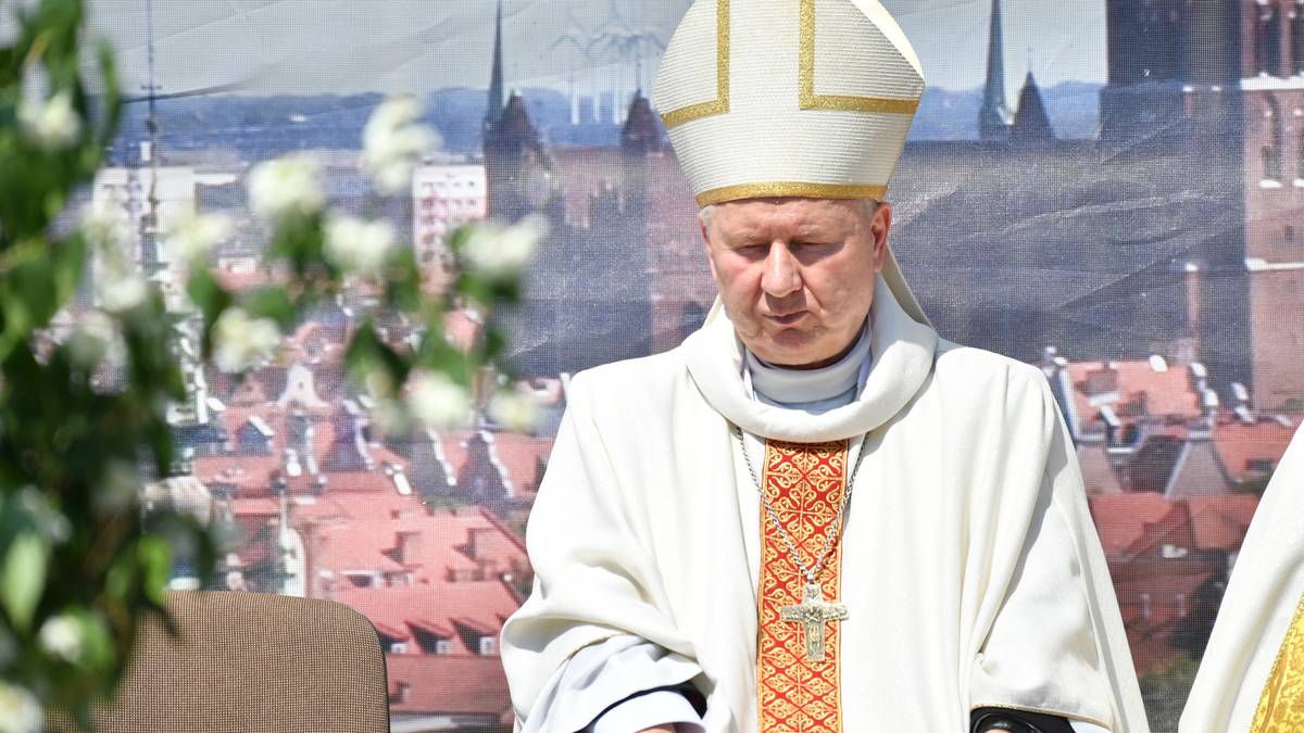 Biskup mówił o procedurze in vitro. "Nie ma potrzeby, są okna życia"