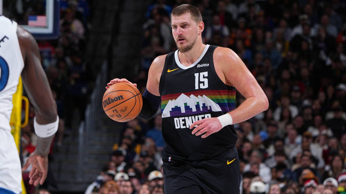 Koszykarz Nikola Jokic z piłką podczas meczu.