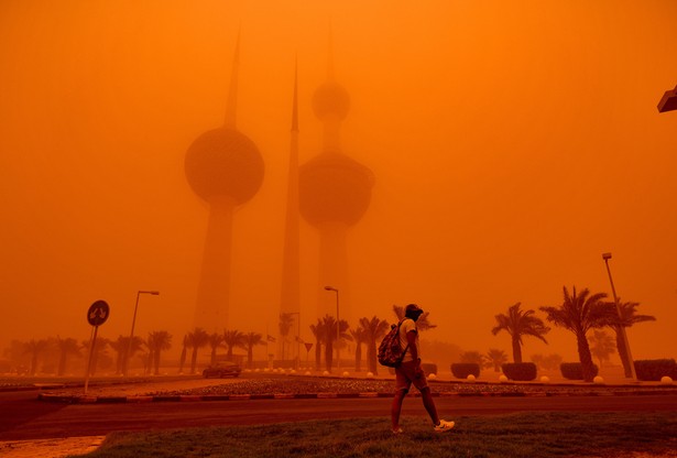 Burza piaskowa w mieście Kuwejt.