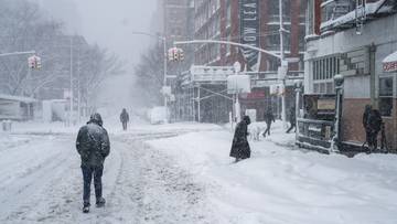 Potężna śnieżyca paraliżuje USA. W wielu regionach zamknięto szkoły i odwołano loty