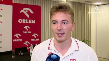Jakub Szymański, polski lekkoatleta, udzielający wywiadu podczas konferencji prasowej.