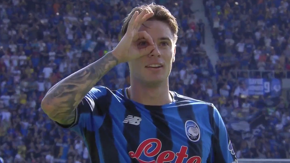 Piłkarz w niebiesko-czarnej koszulce drużyny Atalanta BC, z tatuażami na ramieniu, wykonuje gest 'oko' palcem wskazującym na oku, podczas meczu.