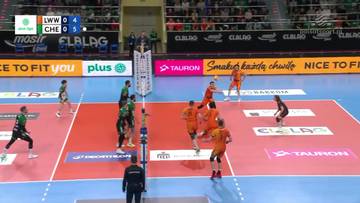 Mecz siatk&oacute;wki, zawodnicy w akcji na boisku, tablica wynik&oacute;w z wynikiem 4:5.