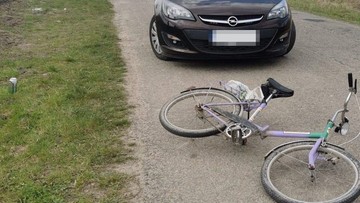 Kompletnie pijany uciekał przed policją na składaku. Uderzył w radiowóz, wypadło mu piwo
