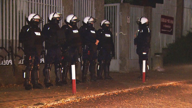 Policjanci z tarczami i bronią. Służby przygotowują się na powtórkę zamieszek w Koninie