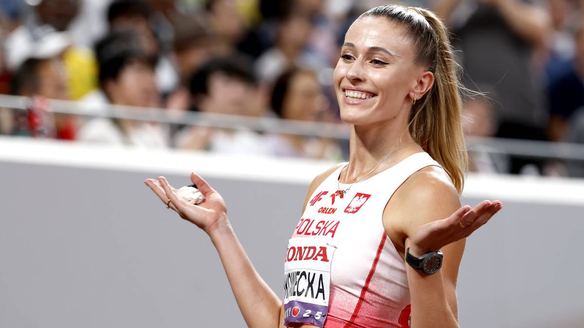 Uśmiechnięta sportsmenka w białej koszulce z napisem 'POLSKA' i nazwiskiem 'BUKOWIECKA', z podniesionymi rękami w geście zdziwienia lub podkreślenia czegoś.