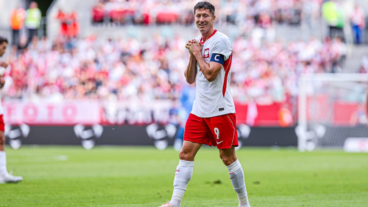 Piłkarz w stroju reprezentacji Polski z numerem 9