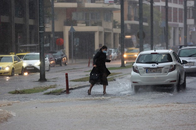 Grecja pod wodą. Front burzowy nad stolicą
