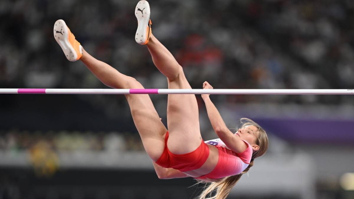 Zawodniczka wykonująca skok wzwyż podczas zawod&oacute;w, pokonująca poprzeczkę.