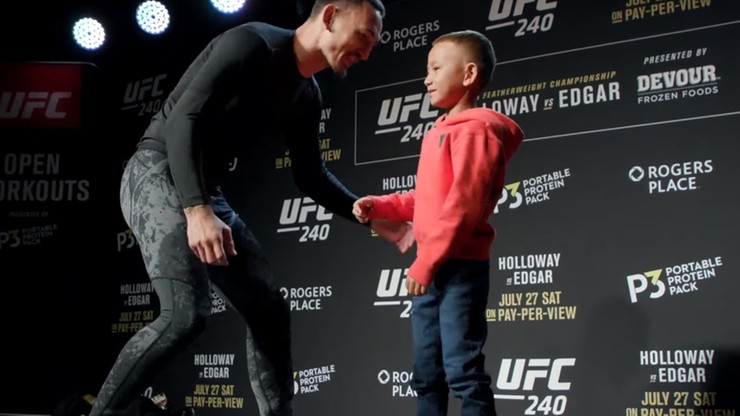 UFC 240: Syn Hollowaya ponownie skradł show! Taniec "Mini Błogosławionego" (WIDEO)