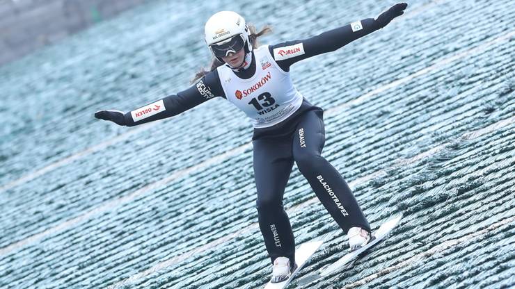 Sara Tajner podczas serii kwalifikacyjnej przed zawodami Pucharu Świata w skokach narciarskich kobiet w 2022 roku