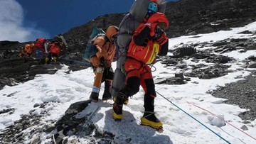 Mount Everest: Uratował wspinacza ze "strefy śmierci". Niósł go na plecach