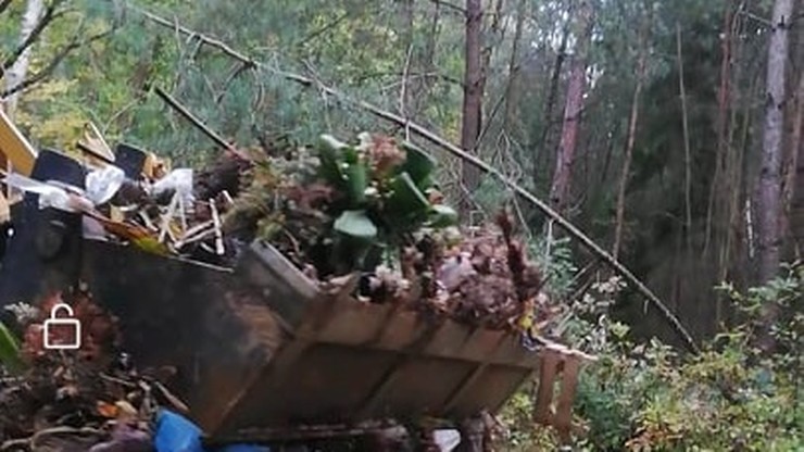 Wiązanki żałobne, szarfy, znicze – porzucone w środku lasu pod Lublinem