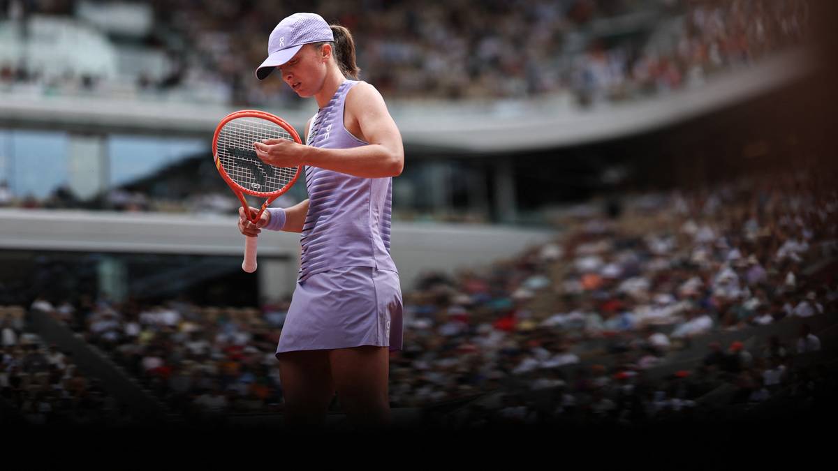 Iga Świątek na korcie tenisowym podczas Roland Garros, trzymająca rakietę.