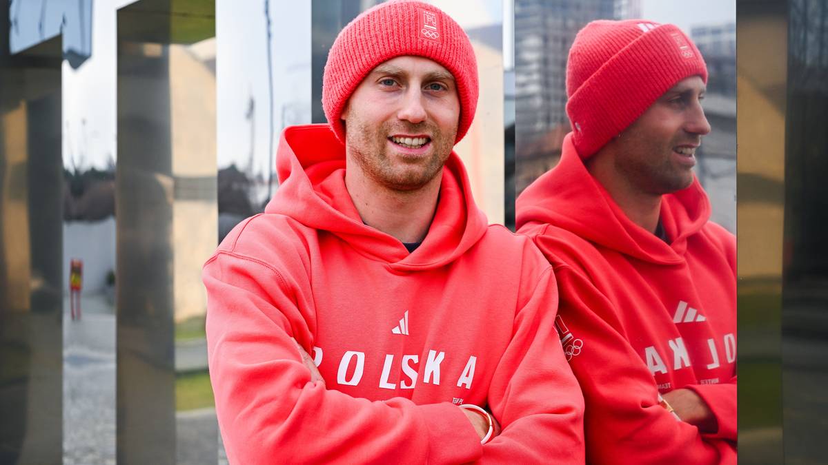 Dw&oacute;ch mężczyzn w czerwonych bluzach z kapturem i czapkach z daszkiem