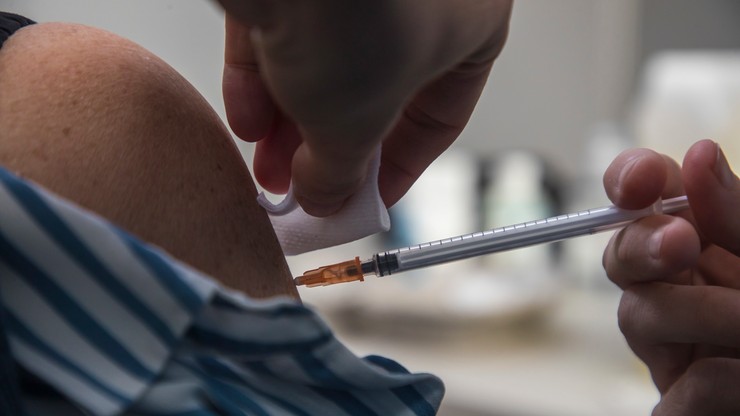 Jedna dawka szczepionki wystarczy? Naukowcy sceptyczni