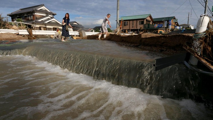 141 ofiar powodzi i osunięć ziemi w Japonii. Uwięzionych i rannych szuka 5 tys. osób