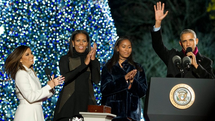 Ostatnie święta Obamy w Białym Domu. Prezydent zapalił światełka na choince