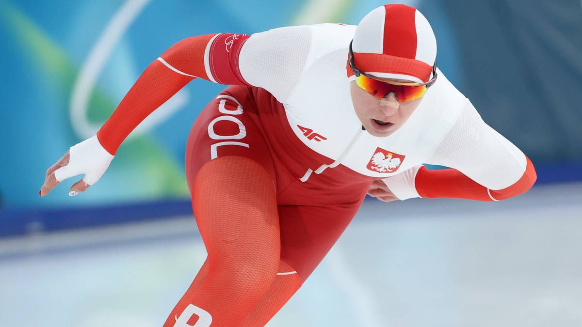 Łyżwiarka szybka Natalia Czerwonka w biało-czerwonym stroju sportowym, podczas jazdy na lodzie.