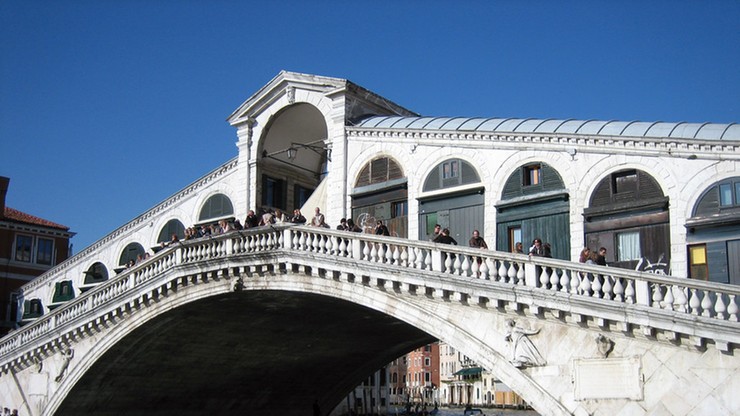 Nakaz opuszczenia miasta i mandat. Turyści ukarani za parzenie kawy na słynnym moście w Wenecji