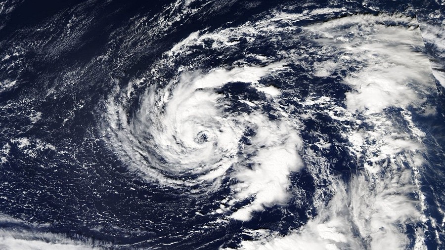 Zdjęcie satelitarne Huraganu Ophelia. Fot. NASA.