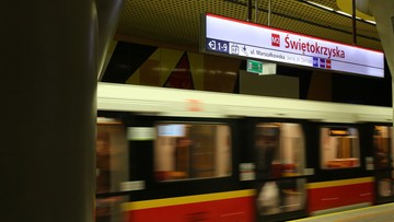 Akcja służb w warszawskim metrze. Grupa osób wbiegła do tunelu