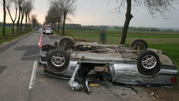 Kompletnie pijany wiózł żonę i dwoje dzieci. Uderzył w drzewo i dachował. Wypadek na Śląsku