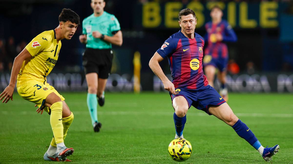 Piłkarz FC Barcelony Robert Lewandowski w akcji z piłką na boisku podczas meczu.