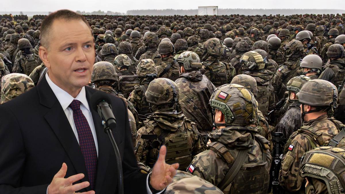 Prezydent Karol Nawrocki przemawia do grupy żołnierzy w mundurach polowych.