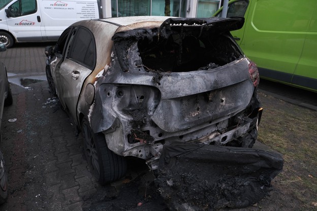 Pożar aut na Nalewkach w Warszawie