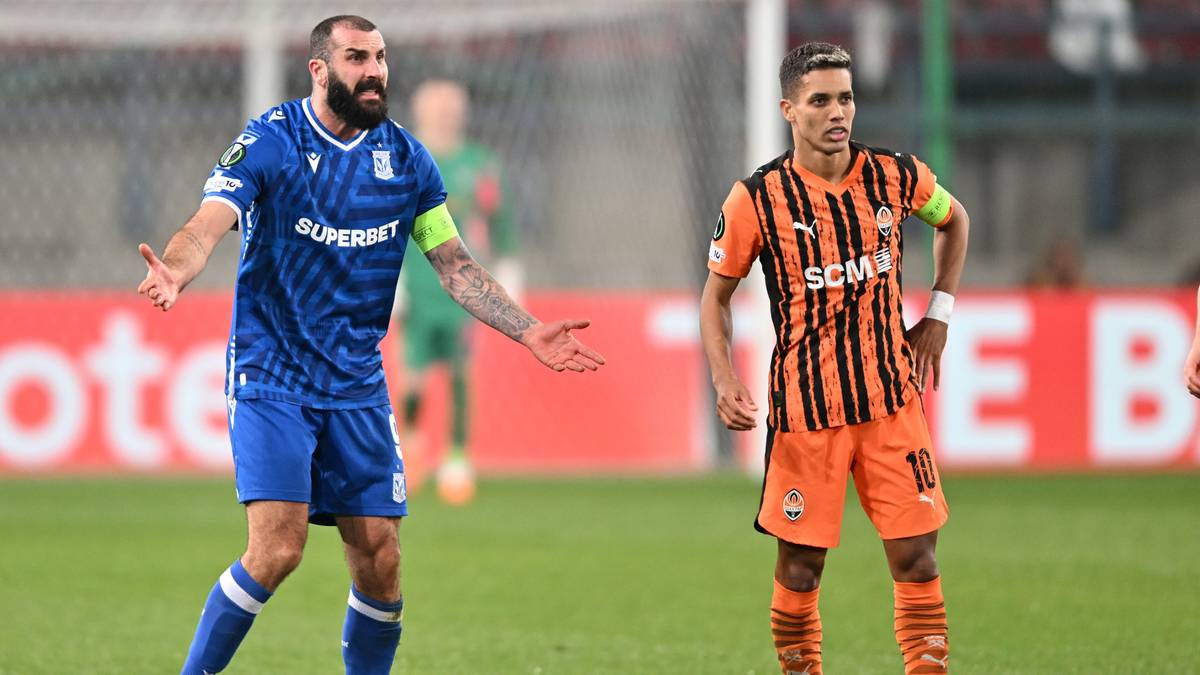 Dw&oacute;ch piłkarzy w strojach klubowych podczas meczu piłki nożnej